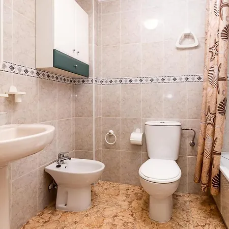 Apartamento Con Piscina Cerca De La Estacion De Autobuses *